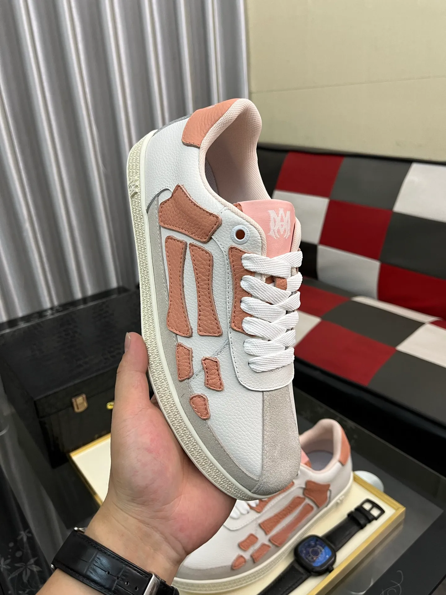 Men's shoes 💰420⌚️⌚️《AMIR*》New men's low-top casual sports sneakers bone shoes, another pair of irresistible bone shoes. Bone shoes are one of AMIRI's most popular items. They use first-layer cowhide uppers. The side bones are made of two cowhide laminations. They have a three-dimensional feel. The leather incisions are all oil-edged. Contrasting color design. Simple style. Fashionable sports. Customized metal LOGO nameplate to embellish shoelaces. Exclusive control of top version. Supports comparison. Breathable mesh lining Original rubber outsole A must-have item for daily leisure Suitable for various occasions Check it out if you pursue high quality Super cool uppers Size: 38-443️⃣ Colors available